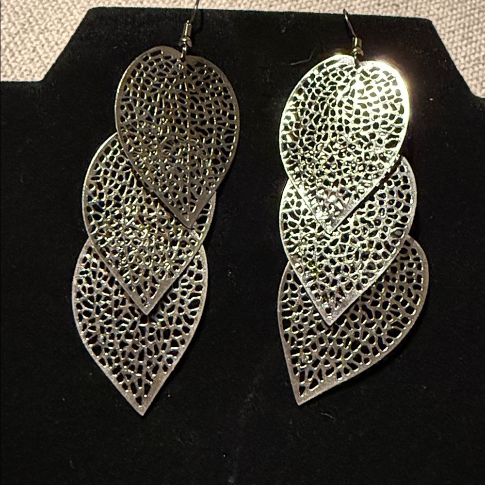 5/$25 leaf Earrings